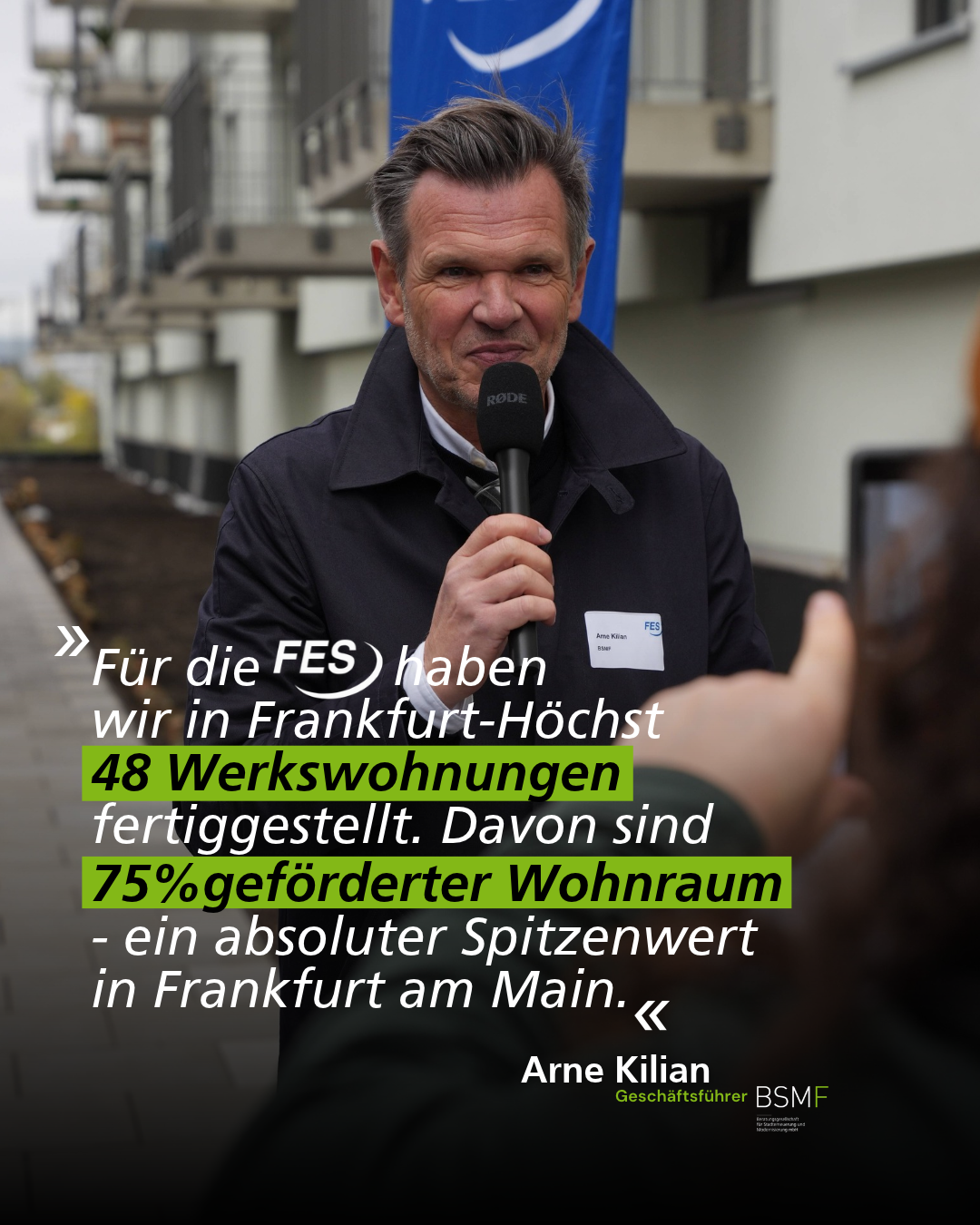 48 Werkswohnungen fertiggestellt. Wir haben für die FES Frankfurter Entsorgungs- und Service GmbH in Frankfurt-Höchst 48 bezahlbare Werkswohnungen für ihre Mitarbeiter*innen gebaut Geschäftsführer der BSMF spricht auf der Eröffnung in ein Mikrofon.